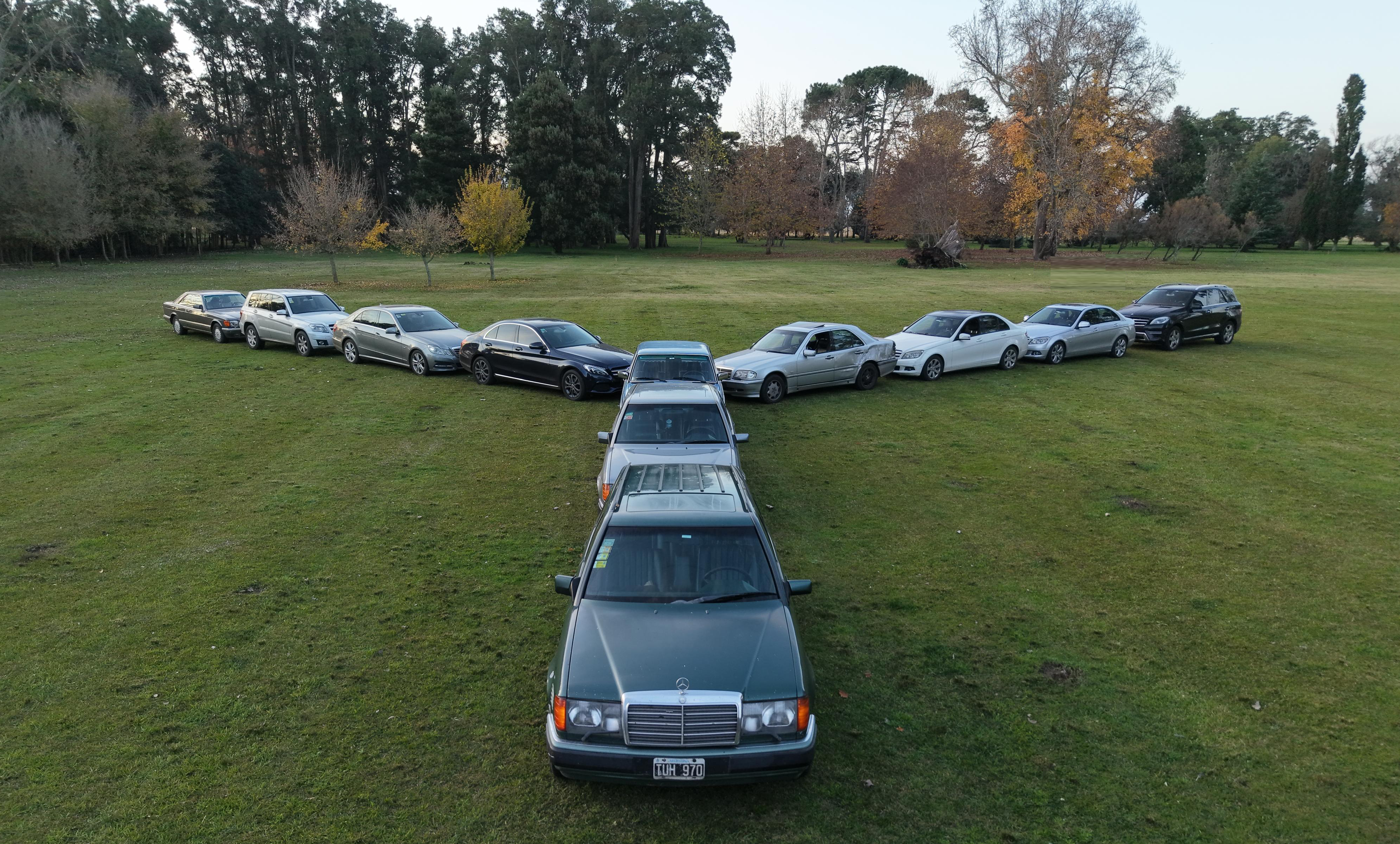 Socios y vehículos clásicos en un encuentro del Club Mercedes-Benz Argentina